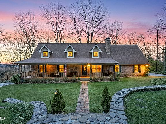 2nd image of 1934 Old Walnut Ln