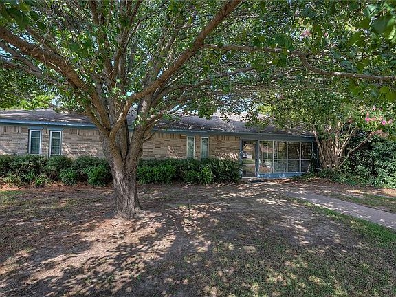 3rd image of 10 Meadow Ln