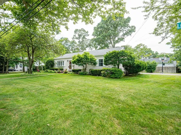553 Lombardy Boulevard, Brightwaters, NY 11718