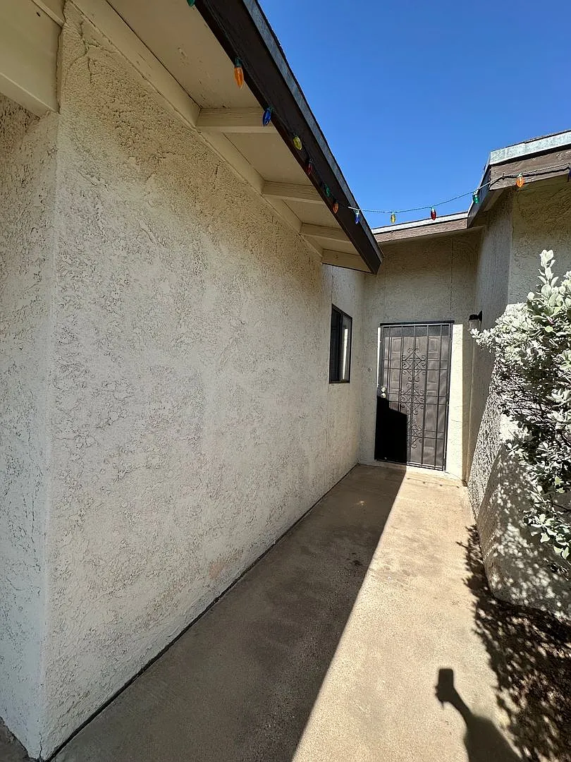 Cute 2 Bedroom, 2 Bathroom Home With Fireplace *Home Is Currently Occupied, Please Do Not Disturb... — Photo 1