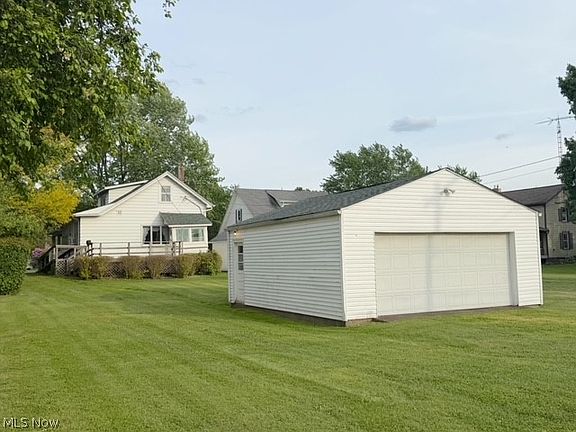 2nd image of 208 W Main St