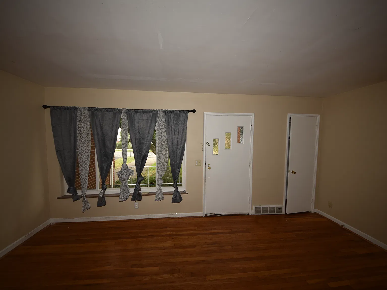 3 bed, 1192 sqft, $2,000 — Photo 3