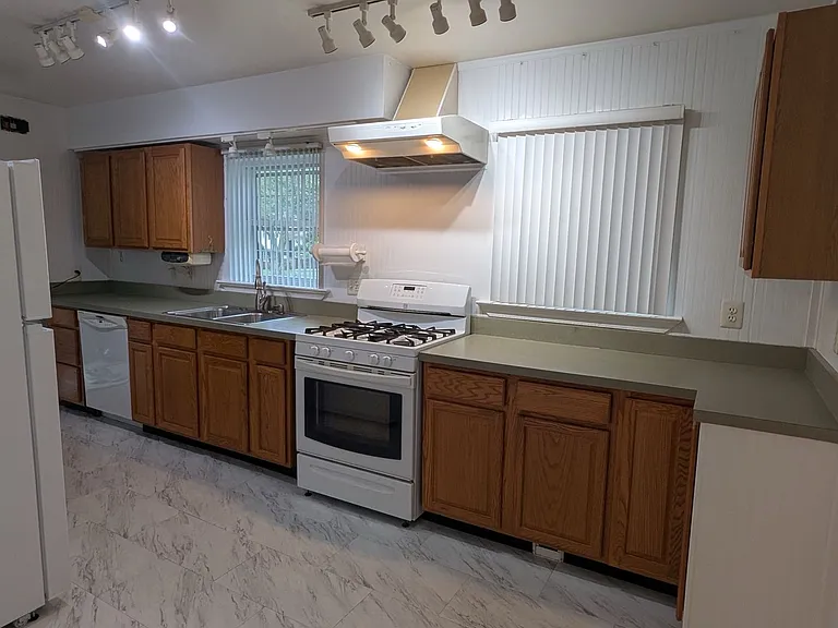 7514 Greengate Dr — Photo 8