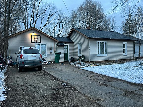 3rd image of 410 Wellington Ave