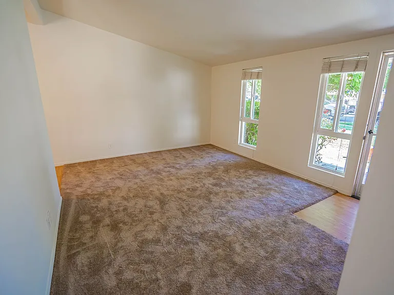 19028 Newhouse St — Photo 3