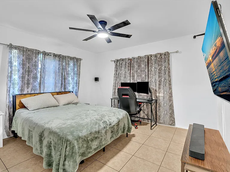 700 SW 5th Ct — Photo 8