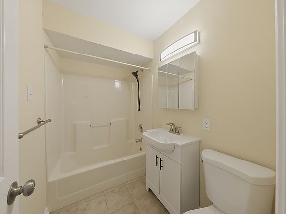 5th image of 52 Chaucer Dr