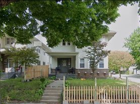 1429-1431 Knox Ave N