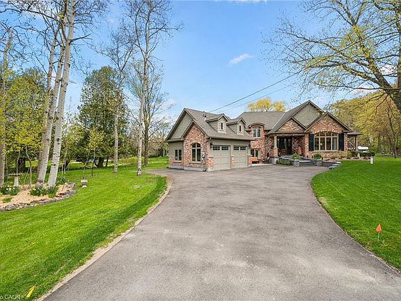 2nd image of 2073 Maplewood Rd