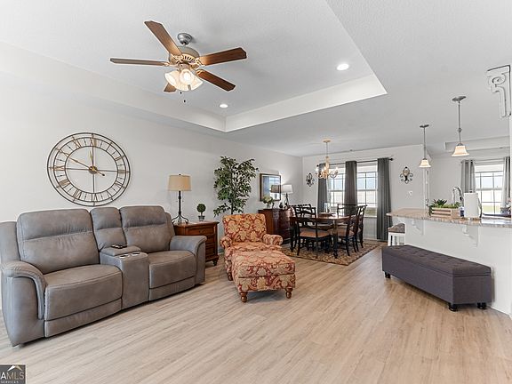 3rd image of 425 Lamplight Dr