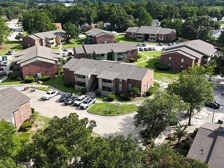 Pines on the Bay Apartments — Photo 4