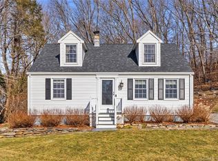 8 Stone Cliff Ln, Norwich, CT 06360