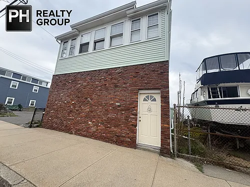 573 Shirley St #2 Photo 1