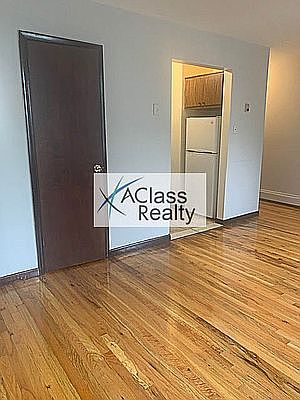 3rd image of 33-14 Ditmars Blvd #2LFT