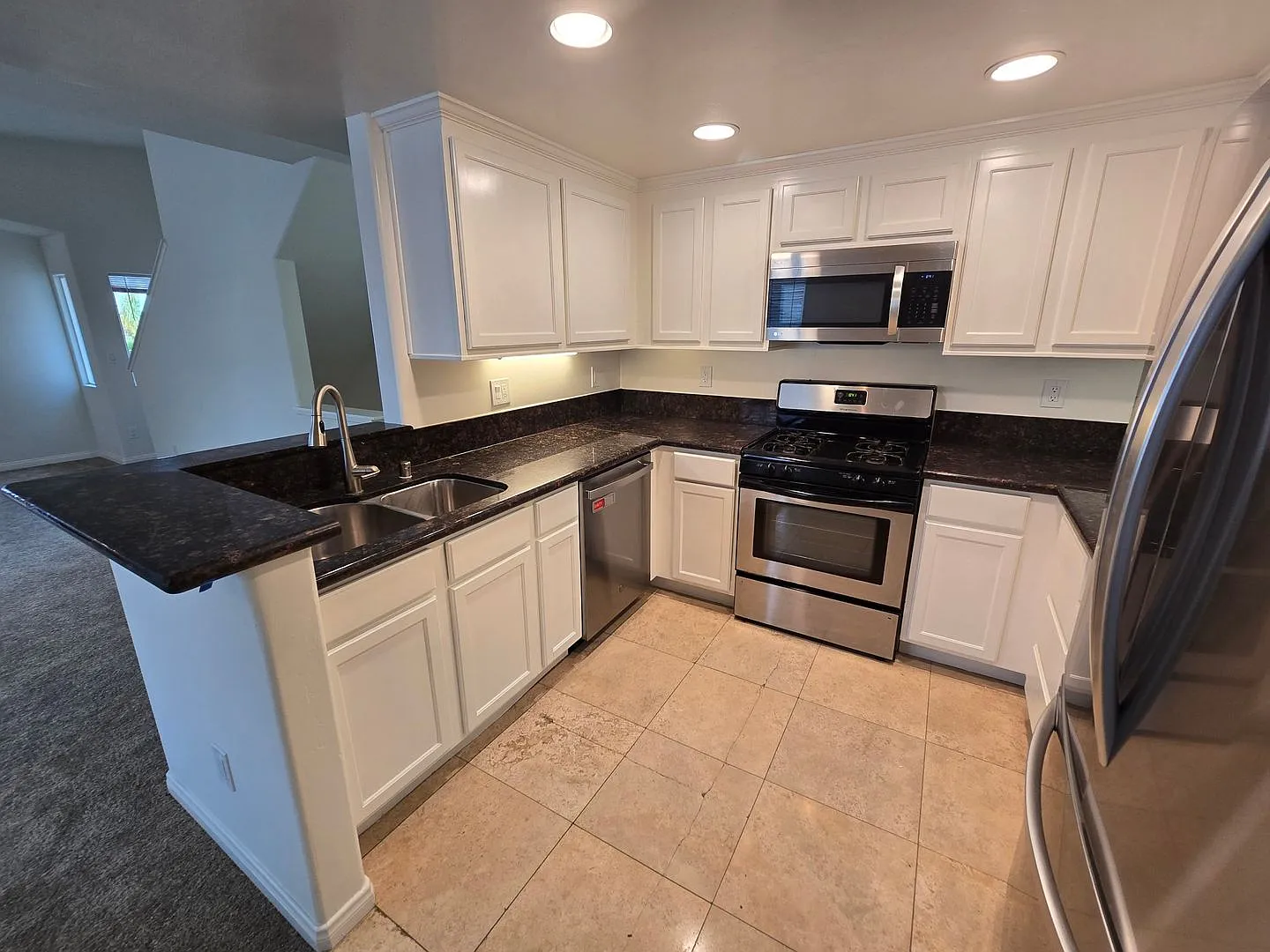 Luxury Hillcrest Tri-Level 3-Bedroom Home — Photo 4