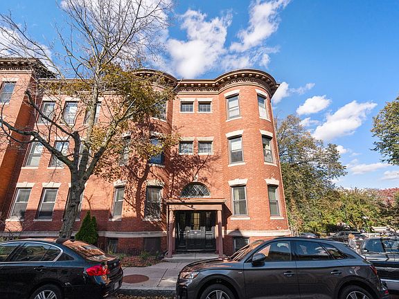 2nd image of 26 Linden Pl APT 3