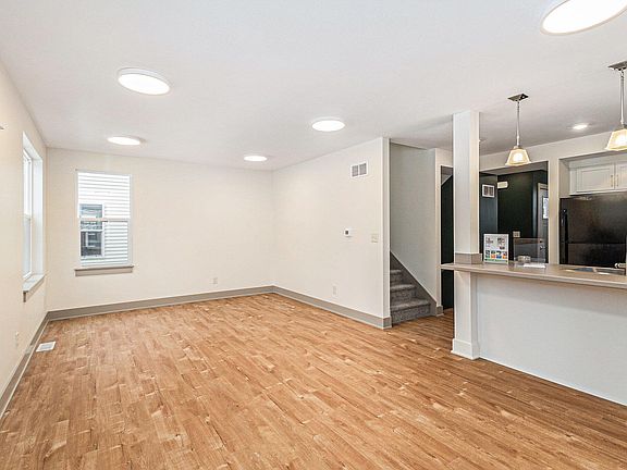 3rd image of 2071 Linden Ave SE