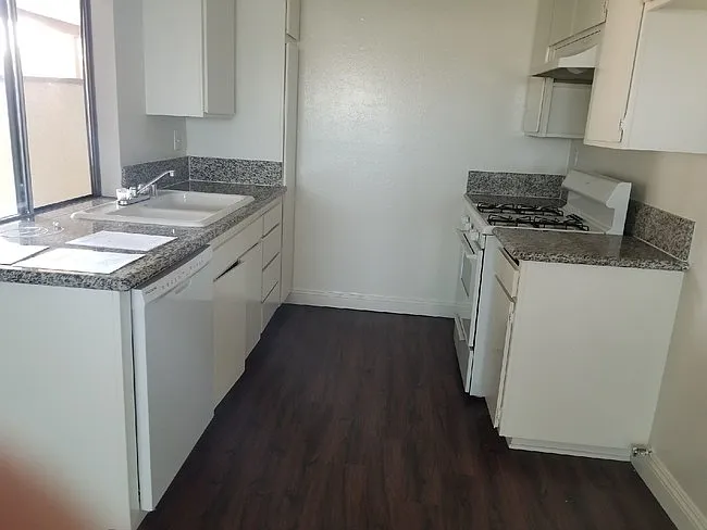4507 Spencer St — Photo 7
