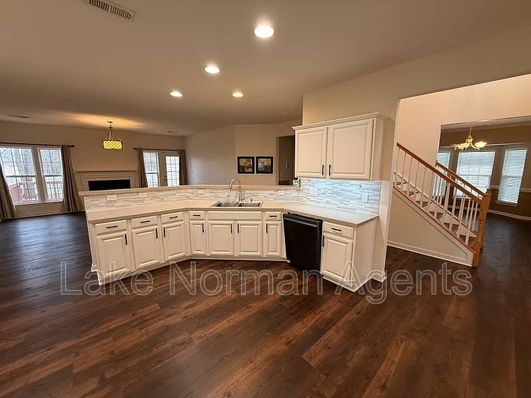 15622 Troubadour Ln — Photo 10