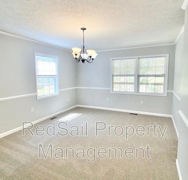 102 Thunderbird Ln — Photo 3