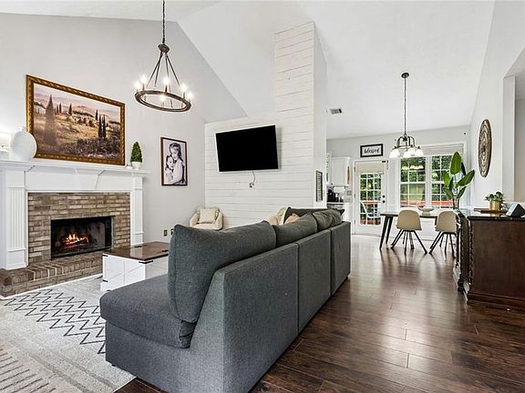 5th image of 1889 Gray Gables Way NE