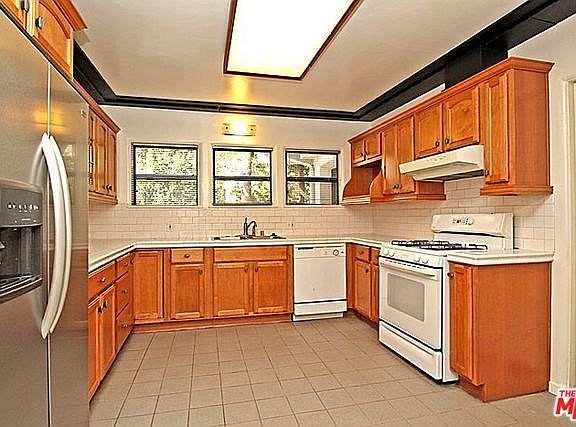 5th image of 3189 Lake Hollywood Dr