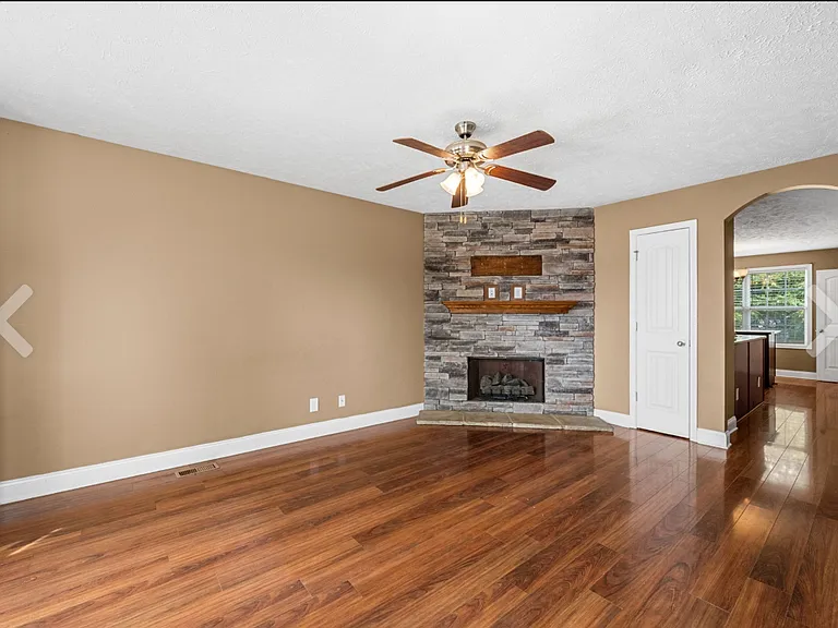 546 Falkland Cir — Photo 17