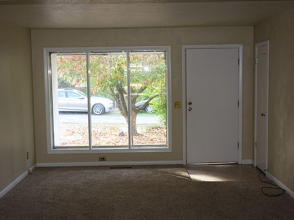 3rd image of 2925 SE Balfour St