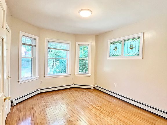 5th image of 19 Park View St