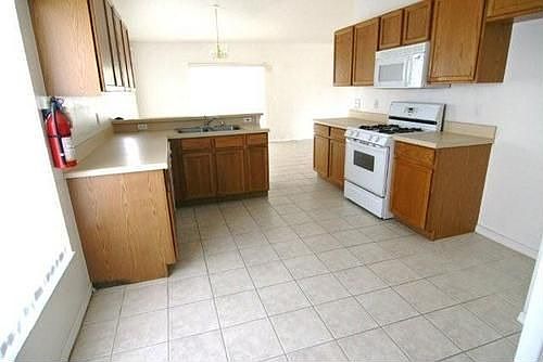 3rd image of 7819 Laurel Oak Ln