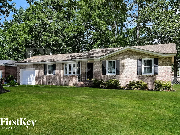 2080 Bishop Dr — Photo 2