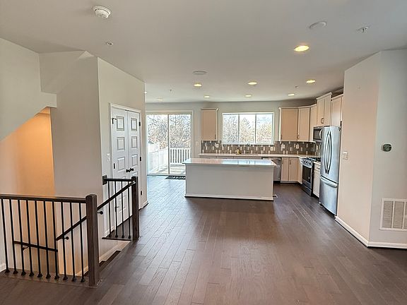 4th image of 20 Burlwood Dr #1