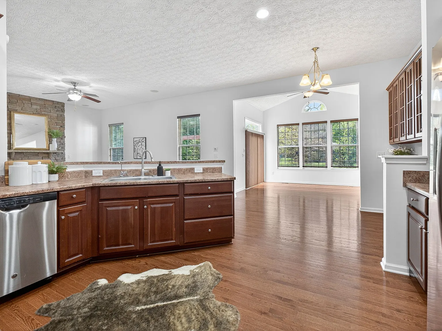 3 bed, 3996 sqft, $3,695 — Photo 2