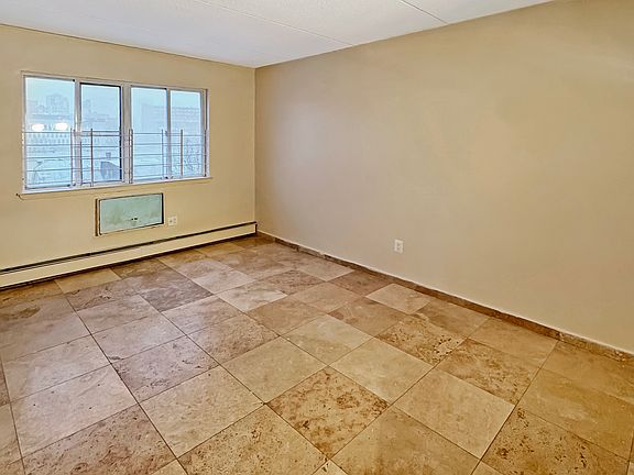 MASTER BEDROOM (UN-STAGED)