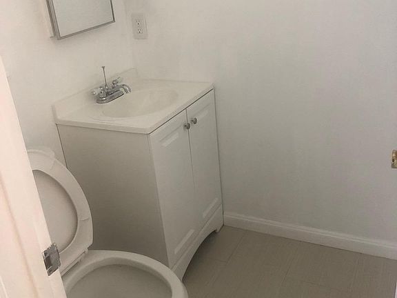 3rd image of 1023 Campbell St