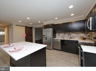 292 Goldenridge Dr, Levittown, PA 19057