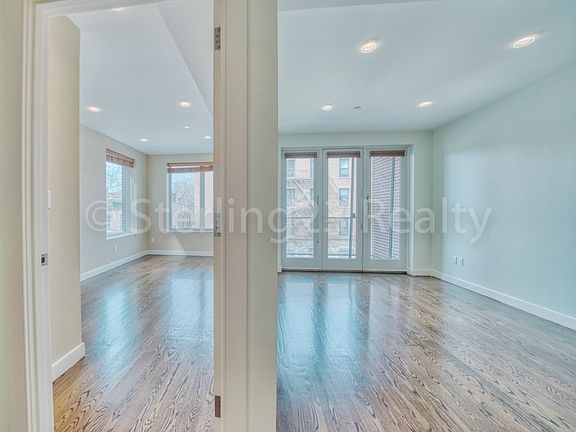 5th image of 27-04 Hoyt Ave S