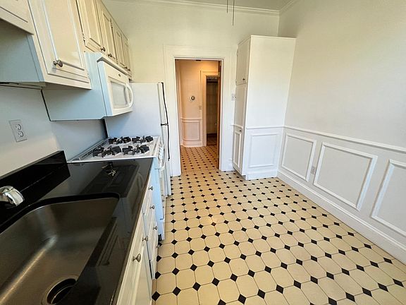 2nd image of 375 Lloyd Ave APT 1B