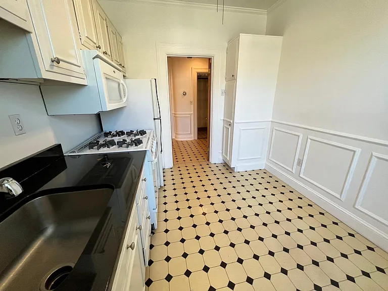 375 Lloyd Ave #1B — Photo 2