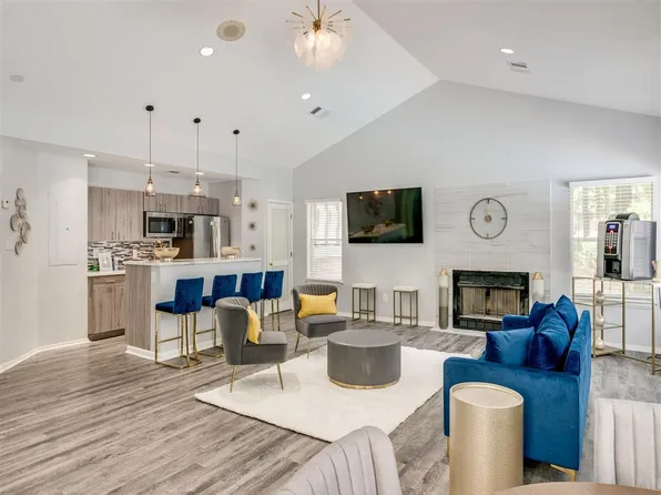 The Hub at 934 Apartments