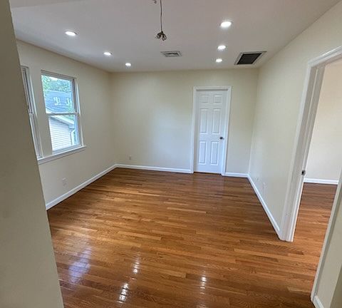 4th image of 559 Kipp St Floor 2