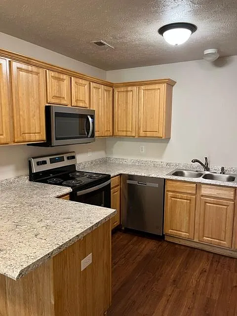 3 bed, 1400 sqft, $1,375 — Photo 3