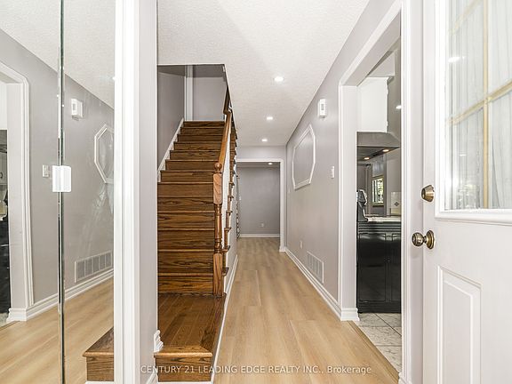 5th image of 42 Hewitt Cres