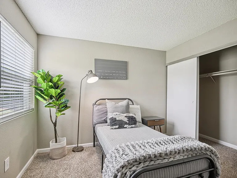 Secondary bedroom with closet.