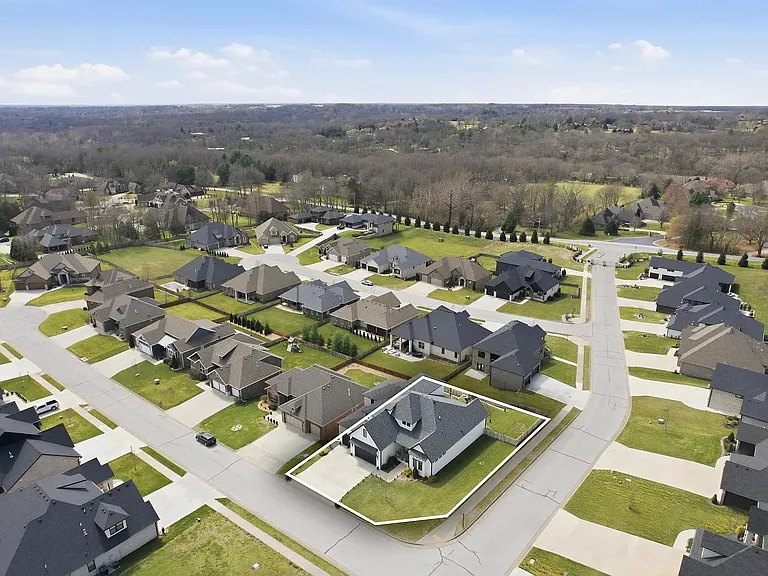 703 S Hickory Dr — Photo 58