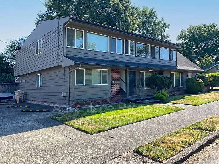 2662 NW Tyler Ave — Photo 2