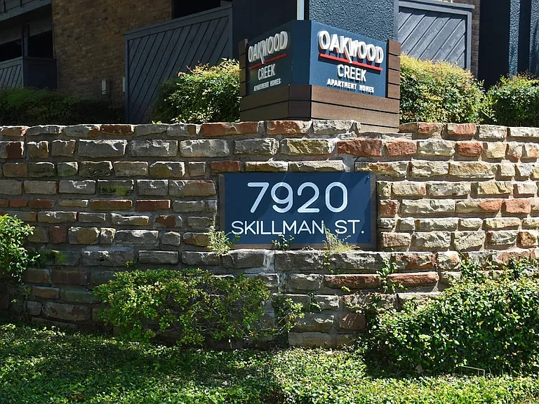 Oakwood Creek Apartments signage
