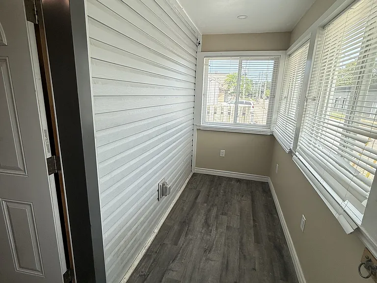 33 Concord Ave — Photo 2