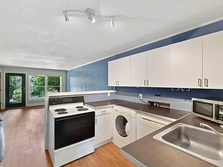326 Mathews Ave #B — Photo 4