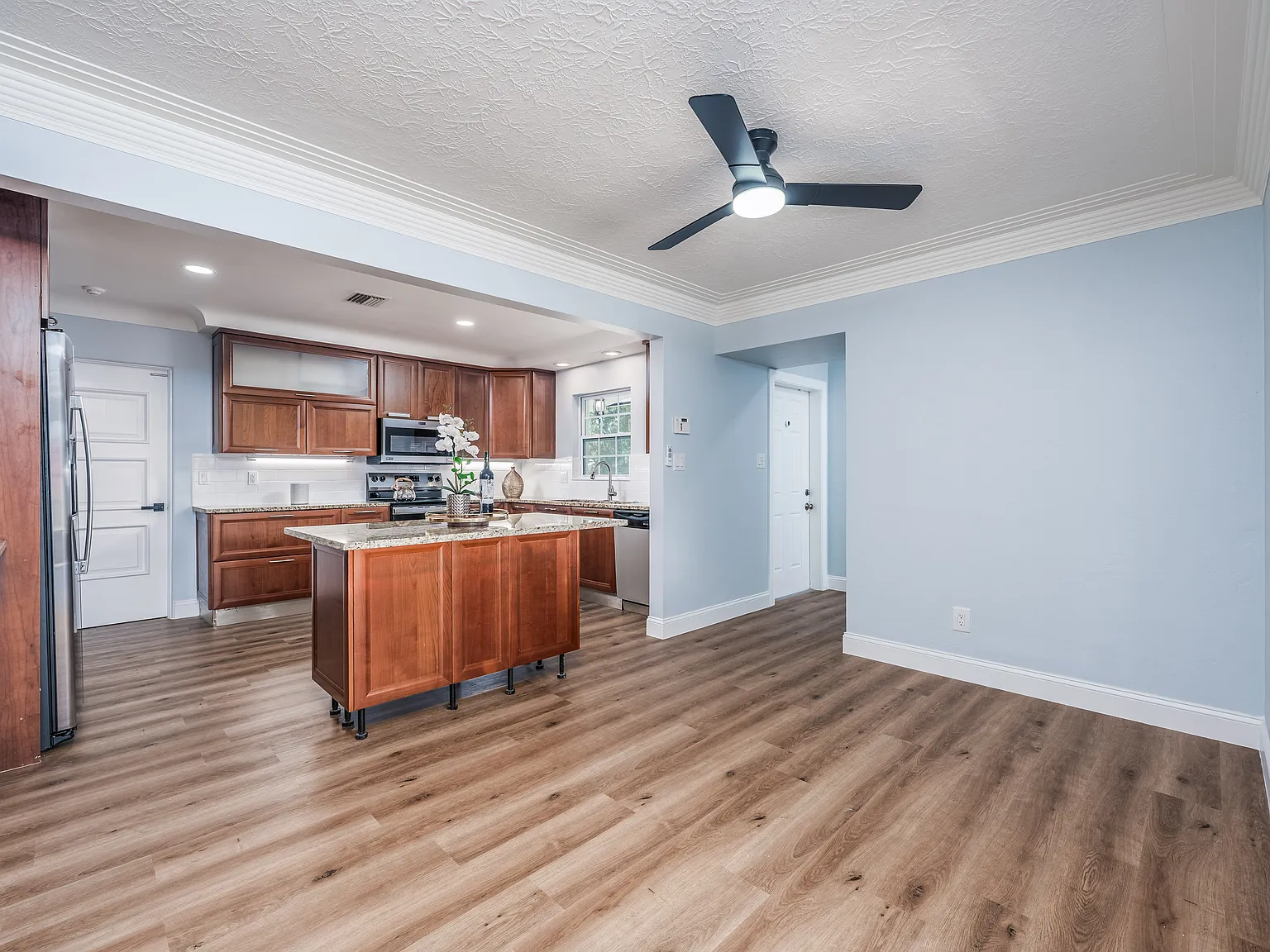 4 bed, 1869 sqft, $3,200 — Photo 4